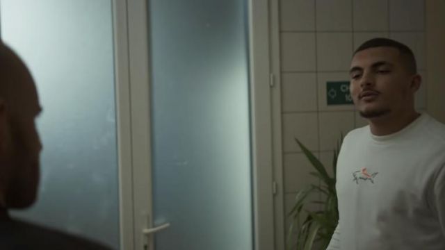 Le sweatshirt blanc Paul & Shark porté par RK dans son clip  JE CHERCHE | Extrait de la BO de "Or Noir"