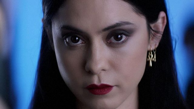 Pendientes ankh Gold Cross usados por Lisa Nova (Rosa Salazar) como se ve en el vestuario de la serie de televisión Brand New Cherry Flavor (S01E01)