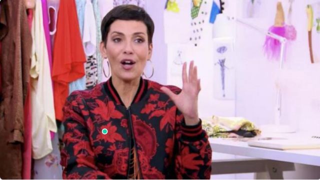 The jacket Alice + Olivia printed red and black worn by Cristina Córdula in the show Les Reines du Shopping