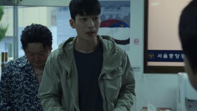 La veste coupe vent kaki de Joon-ho (Wi Ha-joon) dans la série Squid Game (Saison 1 Episode 2)
