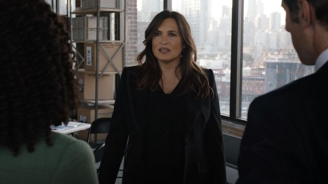 NYDJ Pintuck Blouse en noir porté par Olivia Benson (Mariska Hargitay) comme on le voit dans Law &amp; Order: Special Victims Unit tenues (Saison 23 Épisode 3)