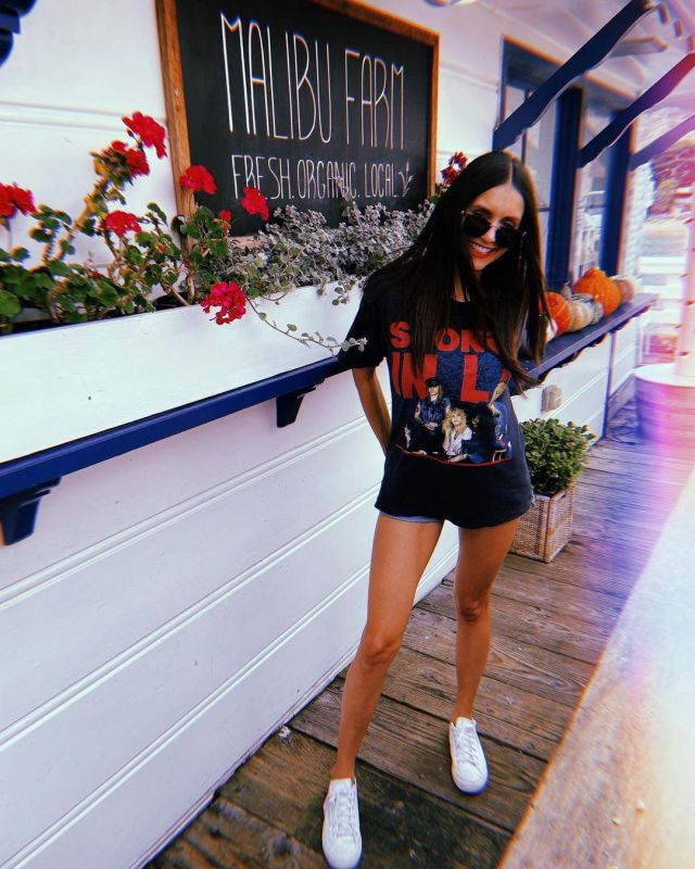 Le look Converse, short, t-shirt de Nina Dobrev sur son compte Instagram @nina