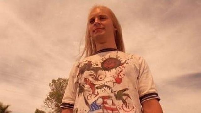 Mickey T-shirt worn by the Hitchhiker (Tobey Maguire) in Fear and Loathing in Las Vegas