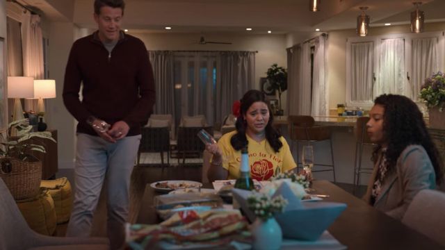 SomarATX Côme La Flor tee shirt jaune porté par Jasmine (Jessica Marie Garcia) comme on le voit dans Sur Mon Bloc des tenues de la série télévisée (Saison 4 Épisode 5)