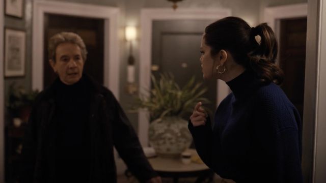 Jennifer Fisher Mini Samira Hoops earrings in gold worn by Mabel Mora (Selena Gomez) as seen in Only Murders in the Building (S01E08)