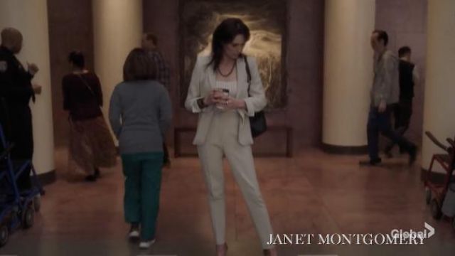 Akris Punto Freya Pebbled Crepe High-Rise Pants usado por Veronica Fuentes (Michelle Forbes) como se ve en la serie de televisión New Amsterdam Outfits (S04E03)
