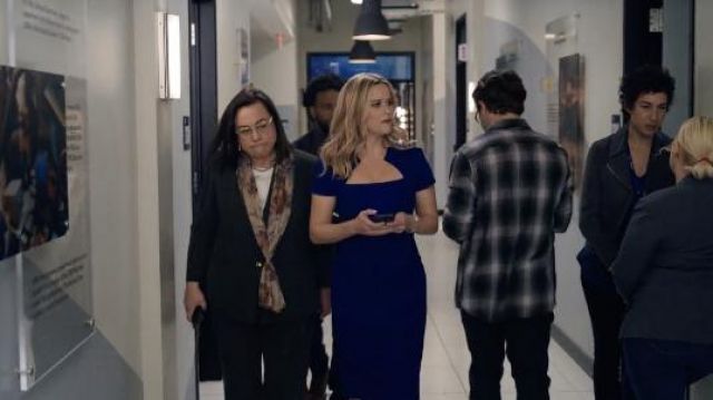 Roland Mouret robe bleue portée par Bradley Jackson (Reese Witherspoon) comme on le voit dans The Morning Show (S02E04)