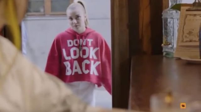 Le sweatshirt Bershka 'Don't Look Back' porté par Cris (Irene Ferreiro García) dans la série SKAM España (Saison 4 Episode 7)