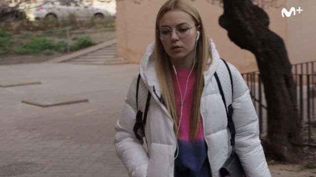 La doudoune blanche portée par Cris (Irene Ferreiro García) dans la garde-robe de la série SKAM España (Saison 2 Episode 2)