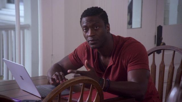 Red Henley Tee worn by Alec Hardison (Aldis Hodge) as seen in Leverage: Redemption TV series outfits (Season 1 Episode 1)