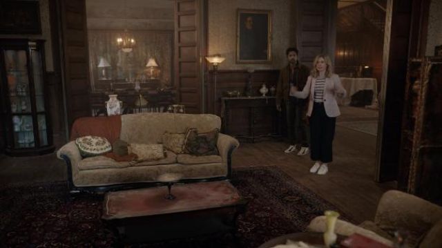 Madewell Emmett Wide-Leg Jeans porté par Samantha (Rose McIver) comme on le voit dans Ghosts TV show garde-robe (S01E02)
