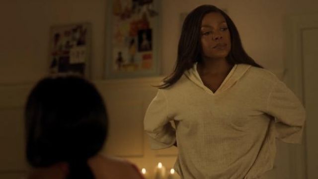 Theory Drawstring Hooded Sweatshirt usado por Leah Franklin-Dupont (Nadine Ellis) como se ve en los atuendos de la serie de televisión Our Kind of People (Temporada 1 Episodio 3)