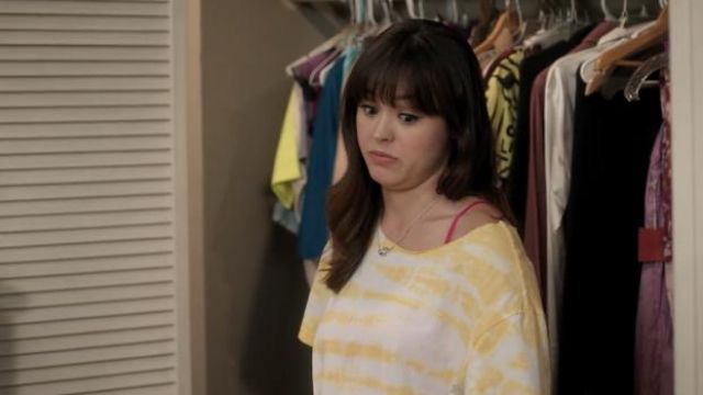 Monrow T-Shirt in white and yellow worn by Erica Goldberg (Hayley Orrantia) as seen in The Goldbergs TV series outfits (Season 9 Episode 4)