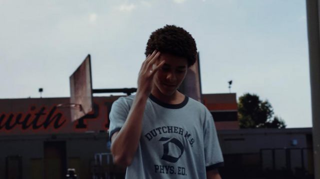 Dutcher MS PHYS ED Sonnerie T-Shirt porté par le Jeune Colin Kaepernick (Jaden Michael) comme on le voit dans Colin en Noir &amp; Blanc garde-robe (Saison 1 Épisode 2)