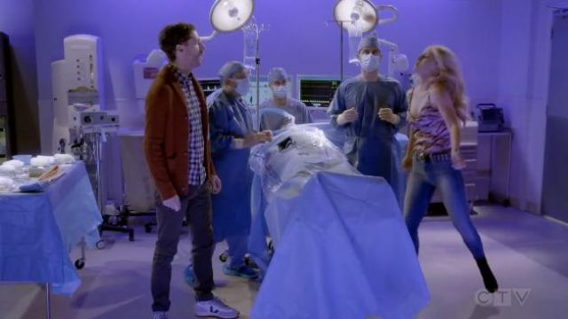 Veja sneakers worn by Drew Dunbar (Thomas Middleditch) as seen in B Positive Tv series (Season 2 Episode 1)