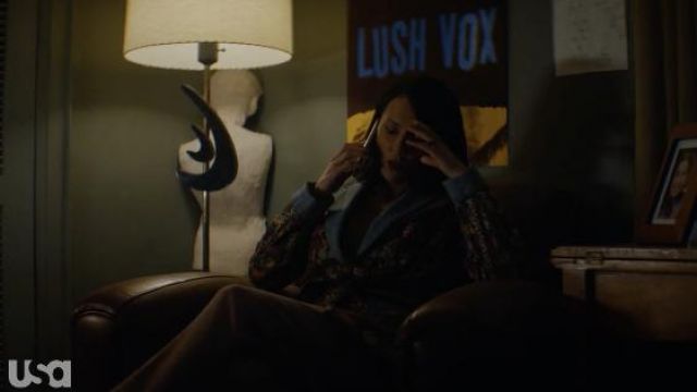 Alice + Olivia Verna Notch-Collar Robe Veste portée par Bree Webber (Lexa Doig) comme on le voit dans Chucky TV show garde-robe (Saison 1 Épisode 1)