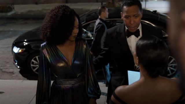 Bronx y Banco Zoe Blouson-Sleeve Iridescent Gown usado por Ayanna Bell (Danielle Moné Truitt) como se ve en Law & Order: Organized Crime Wardrobe (S02E05)
