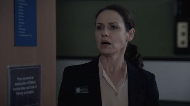La théorie Slim Col Button-Down Blouse en Rose Pâle porté par Allie Novak (Kate Jenkinson) comme on le voit dans Wentworth série TV garde-robe (S09E08)
