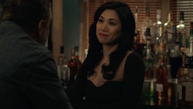 Traje acanalado de cuello de novia de Fleur Du Mal en negro usado por Melody 'Mel' Bayani (Liza Lapira) como se ve en los atuendos de la serie de televisión The Equalizer (S02E02)