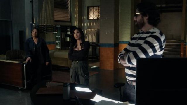 Balmain High-Waist Plited Cargo Pants usado por Melody 'Mel' Bayani (Liza Lapira) como se ve en The Equalizer Wardrobe (S02E02)