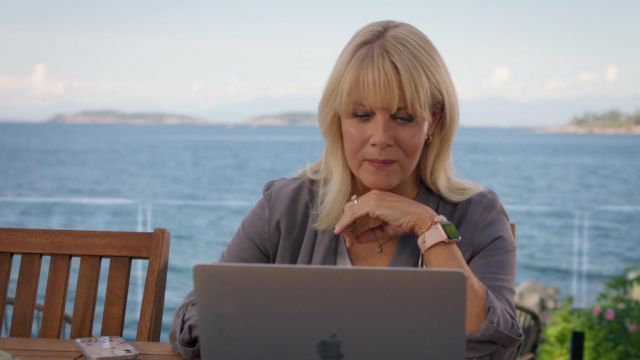 Apple Watch in Pink worn by Megan O'Brien (Barbara Niven) as seen in Chesapeake Shores TV series (Season 5 Episode 10)