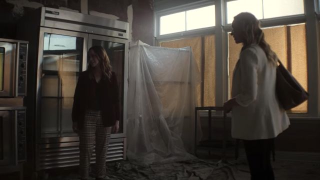 Theory Checked Pantalons de Love Quinn (Victoria Pedretti) comme on le voit dans les tenues de l&#39;émission You Tv (S03E01)