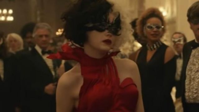 The red dress of Estella / Cruella (Emma Stone) in the movie