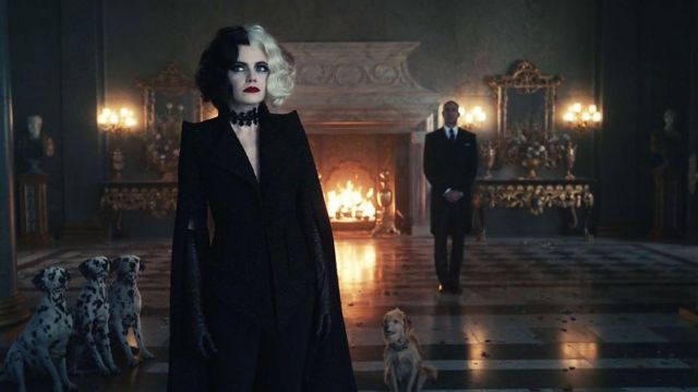 The black dress of the final scene of Estella / Cruella (Emma Stone) in Cruella