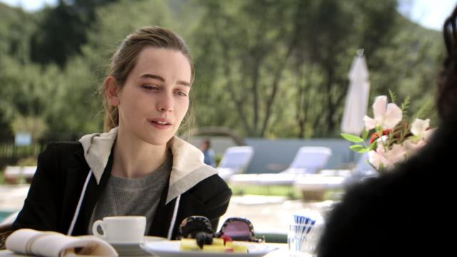 La veste blazer à capuche de Love Quinn (Victoria Pedretti) dans You (Saison 3 Épisode 6)