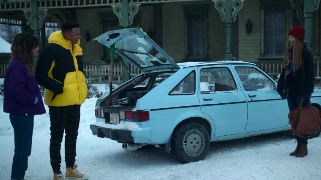 Converse Hi Top sneakers en Jaune porté par Scot Cavendish (Petrice Jones) comme on le voit dans Locke & Key série TV garde-robe (S02E07)