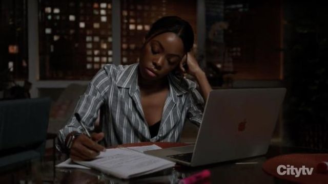 Bella Dahl Frayed-Hem Chemise Rayée porté par Vanessa Taylor (Asjha Cooper) comme on le voit dans Chicago Med TV Show tenues (S07E05)