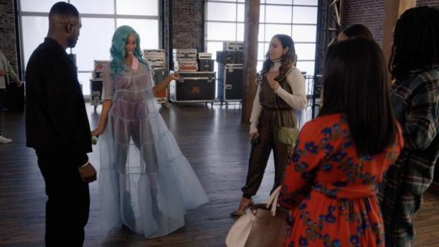 Vestido de Jacinto de Staud en azul usado por Lauren Rice (Pepi Sonuga) como se ve en los atuendos de la serie de televisión de Queens (S01E01)