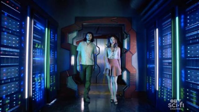 ALC Adelaide Volants Asymétrique Jupe portée par Zari Tomaz (Tala Ashe) comme on le voit dans DC Legends of Tomorrow série TV garde-robe (S07E03)