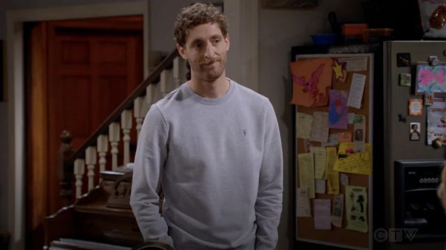 Sudadera AllSaints Raven en gris usada por Drew Dunbar (Thomas Middleditch) como se ve en la serie de televisión B Positive (S02E03)