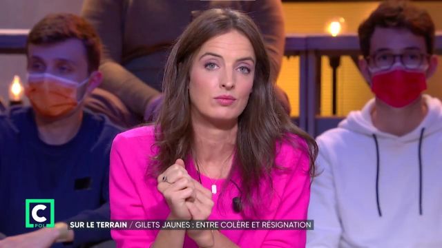 The sweater in wool and cashmere Indress pink worn by Laure Pollez in the show C policy