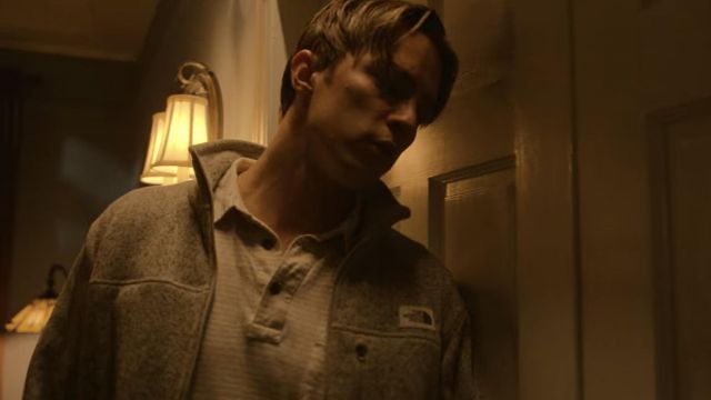 La veste grise The North Face portée par Rafe (Drew Starkey) dans la série Outer Banks (S02E09)