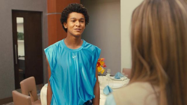 Nike débardeur bleu porté par le Jeune Colin Kaepernick (Jaden Michael) comme on le voit dans Colin en Noir &amp; Blanc TV show garde-robe (S01E03)