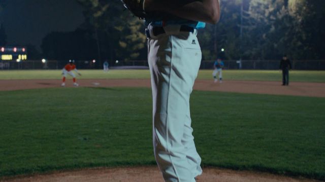Russell Athletic White Baseball Pants usado por el joven Colin Kaepernick (Jaden Michael) como se ve en Colin en trajes de series de televisión en blanco y negro (S01E04)