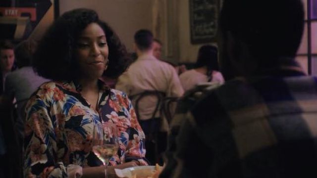 Saint Laurent Oversize Long Floral Shirt porté par Mia Hines (Jessica Williams) comme on le voit dans Love Life séries télévisées (S02E05)