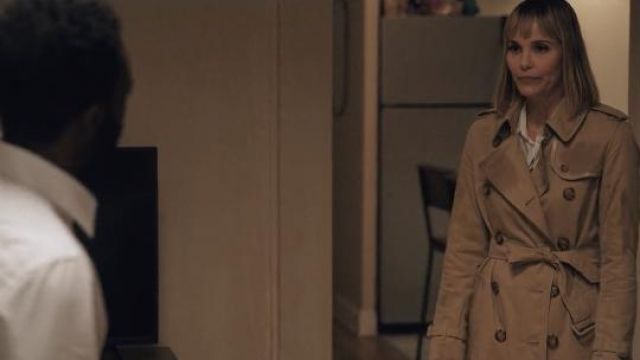 Burberry Heritage Chelsea Mi-Longueur Trench porté par Becca Evans (Leslie Bibb) comme on le voit dans Love Life TV show (S02E05)