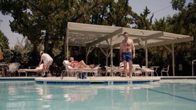Short de bain bleu marine porté par Don Draper (Jon Hamm) comme on le voit dans les tenues de la série télévisée Mad Men (Saison 7 Épisode 13)