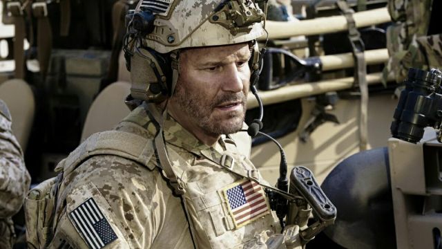 Soumis drapeau américain patch porté par Jason Hayes (David Boreanaz) dans SEAL Team (Saison 2 Épisode 2)