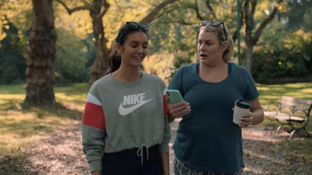 Le sweat court Nike de Natalie Bauer (Nina Dobrev) dans le film Love Hard