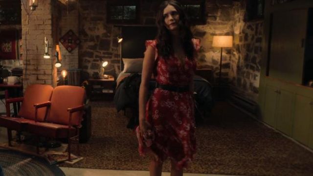 La robe rouge à fleurs de Natalie Bauer (Nina Dobrev) dans Love Hard