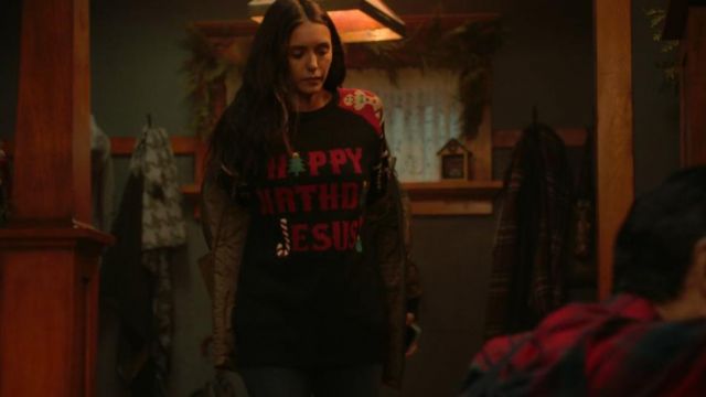 The Christmas sweater &quot;Happy Birthday Jesus&quot; of Natalie Bauer (Nina Dobrev) in the movie Love Hard