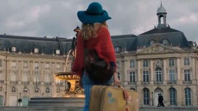 Red loose-knit jumper of Young Donna (Lily James) in Mamma Mia! Here We Go Again