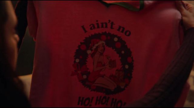 The Christmas t-shirt &#39;I ain&#39;t no ho ho ho&#39; of Natalie Bauer (Nina Dobrev) in the movie Love Hard on Netflix