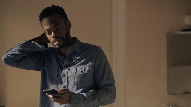 Saint Laurent chambray chemise boutonnée portée par Marcus Watkins (William Jackson Harper) comme on le voit dans Love Life TV show (S02E06)