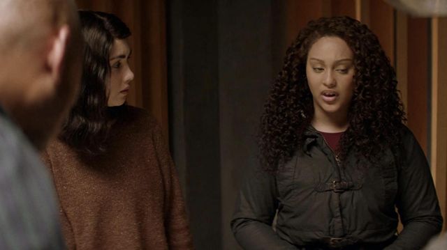 Samsøe Samsøe knitted sweater worn by Hope Bennett (Alexa Mansour) as seen in The Walking Dead: World Beyond TV show (Season 2 Episode 6)