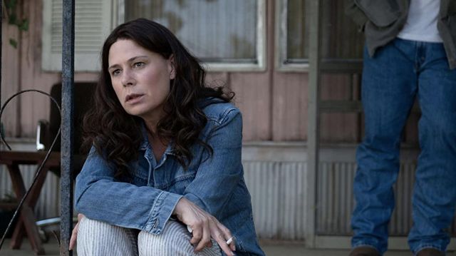 Chaqueta vaquera usada por Grace Poe (Maura Tierney) como se ve en los atuendos de la serie de televisión American Rust (Temporada 1 Episodio 7)